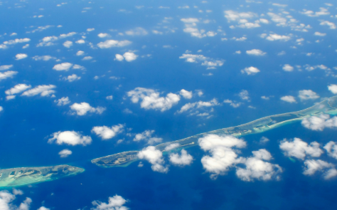 Vue aérienne de la mer couverte de nuages 