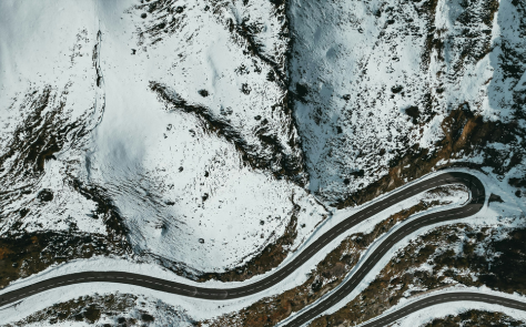 Vue aérienne d'une montagne enneigée 