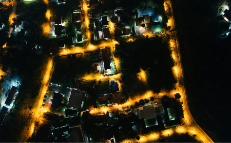 Vue aérienne d'une ville de nuit 