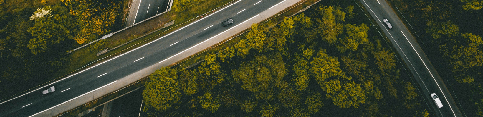 Vue aérienne de routes entourées d'arbres